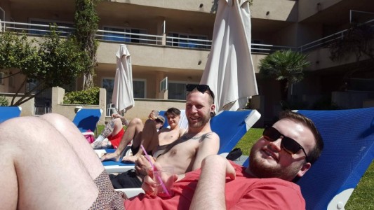 Canceló su viaje grupal y sus amigos invitaron a un extraño con el mismo nombre