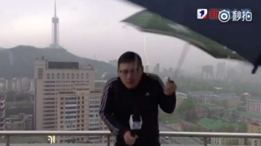 VIdeo: daba el pronóstico del tiempo bajo una tormenta y le cayó un rayo en vivo