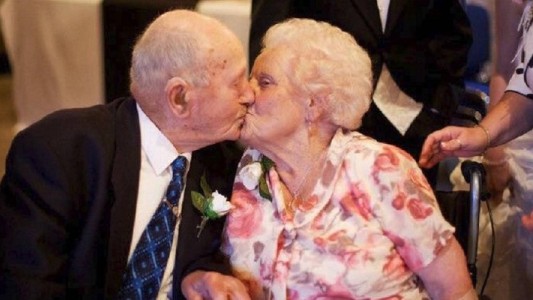 Tras 77 años de matrimonio, murieron el mismo día en su aniversario de boda