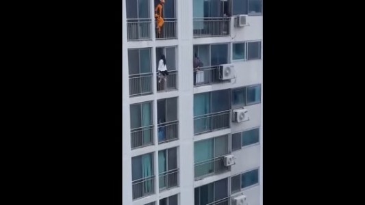 La increíble maniobra de un bombero para salvar la vida de una joven