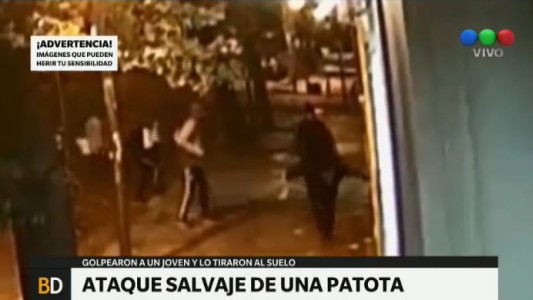 Video: una patota atacó a un joven en La Plata