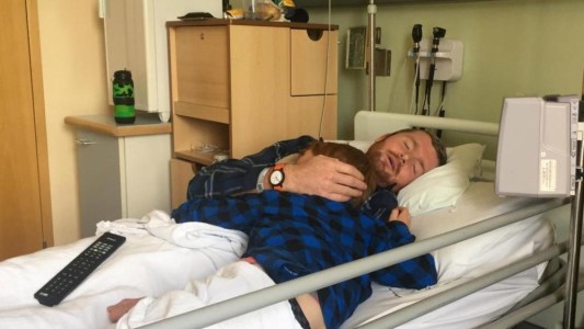 La conmovedora foto de un padre enfermo abrazado a su pequeño hijo