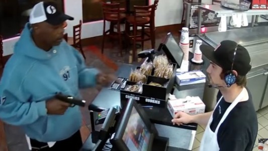 La increíble reacción de un joven ante un ladrón que lo amenazaba con un arma