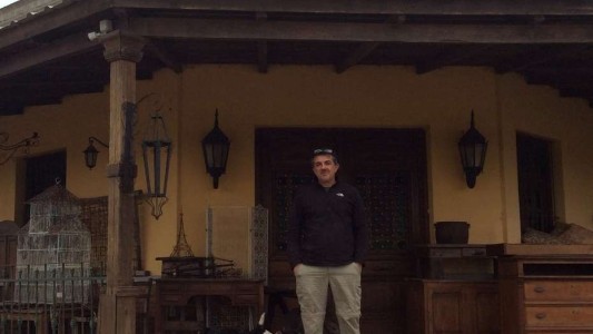 Al comprar un terreno, halló un pueblo perdido que quiere refundar