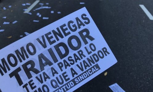 Repartieron volantes con amenazas al "Momo" Venegas en el acto de la CGT