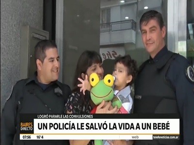 Un policía le salvó la vida a un bebé
