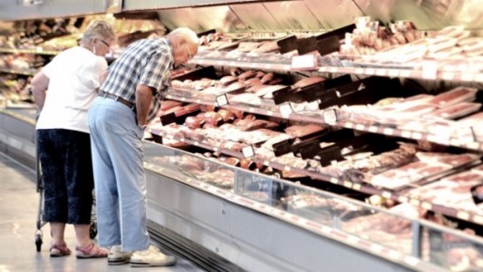 Fuertes promociones y descuentos para alentar el consumo y liquidar stocks en los hipermercados