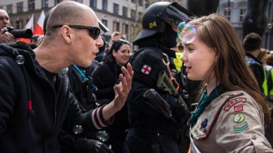 Viral poderoso: la nena scout que enfrenta a un neonazi en una marcha