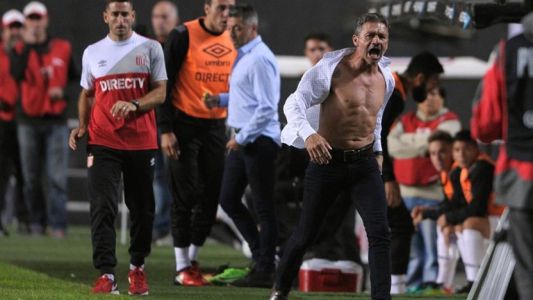 Los mejores memes de la reacción de Vivas, que se arrancó la camisa al ser expulsado