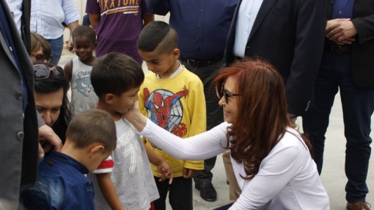 Cristina Kirchner visitó un campo de refugiados en Grecia