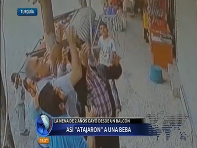 Así "atajaron" a una nena que cayó desde un edificio