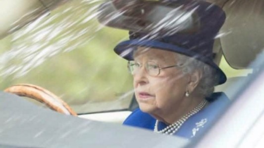 A los 91 años y sin licencia, la reina Isabel II maneja tranquila su Jaguar después de misa