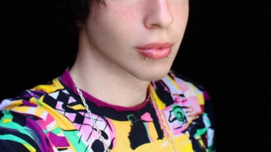 Fan de la literatura fantástica, sufrió acoso de pequeño y encontró calma convirtiéndose en un "elfo"