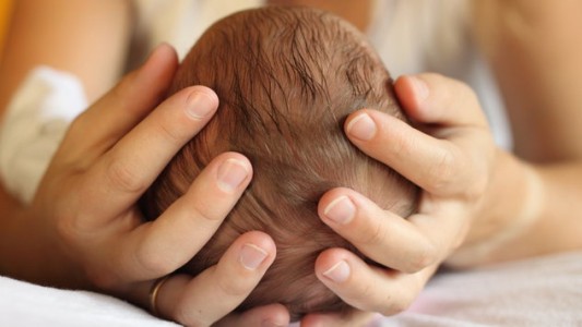 Especialistas piden respetar el proceso natural de dar a luz y las 40 semanas del embarazo