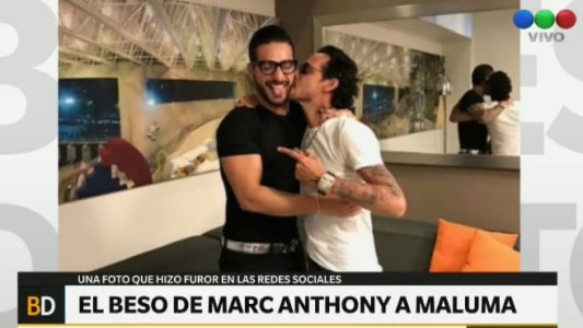El beso de Marc Anthony a Maluma