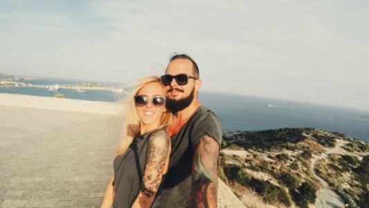 Las parejas que no cuelgan fotos en redes sociales son más felices