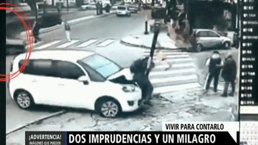 Video: dobló en "U" en una avenida y atropelló a un peatón sobre la vereda