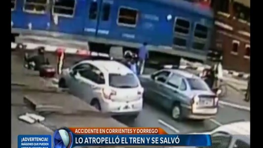 Video: cruzó las vías en bicicleta, lo atropelló un tren y salió caminando