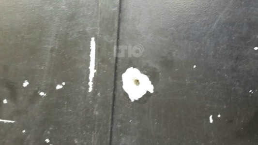 Bandas se enfrentaron a tiros en la calle e hirieron a una nena que miraba televisión dentro de su casa