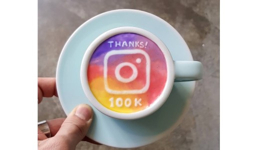 Es viral por hacer verdaderas obras de arte en una taza de café con leche