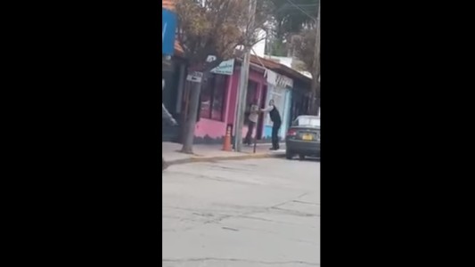 Video: Chofer de colectivo detiene a un hombre acusado de manosear a una adolescente