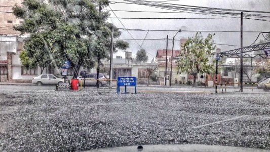 Una fuerte tormenta de granizo y lluvia cayó sobre Córdoba