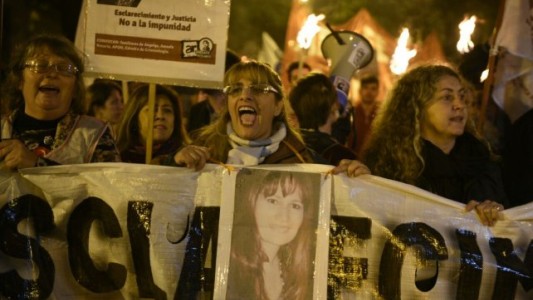 Marcha de antorchas para pedir justicia por la muerte de  la bibliotecaria en la comisaría 10