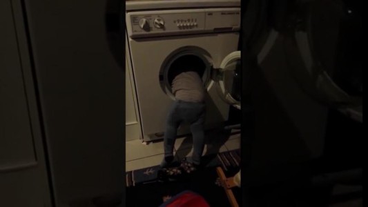 Metió a su hijo de 3 años en una lavadora para sacarle una foto y terminó mal