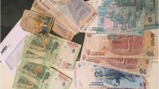 El viral solidario: encontró un sobre con plata en Liniers y busca a su dueño por Facebook