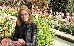 Una chica apuñaló a su novio, pero no fue presa por ser una "alumna ejemplar"