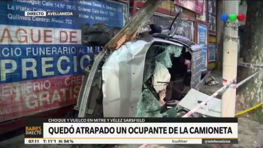 Choque y vuelco con cuatro ocupantes atrapados dentro de una camioneta