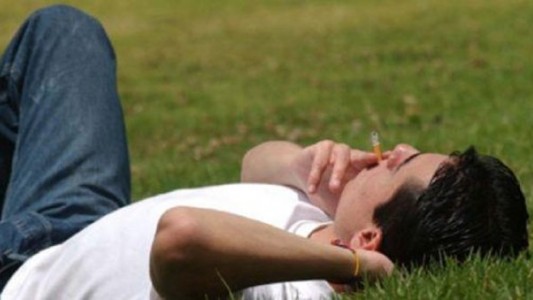 Uno de cada dos porteños apoya la prohibición de fumar en plazas y parques