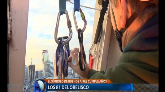 Porteños suben al Obelisco para celebrar sus 81 años