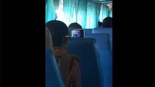 #Viral: sorprenden a un monje budista mirando porno