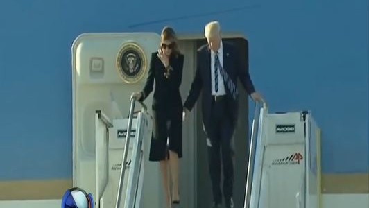Melania vuelve a rechazar la mano de Trump en público
