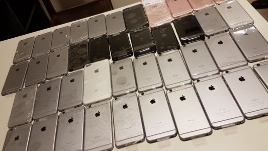 De no creer: detuvieron a una mujer intentando ingresar 42 iPhones al país