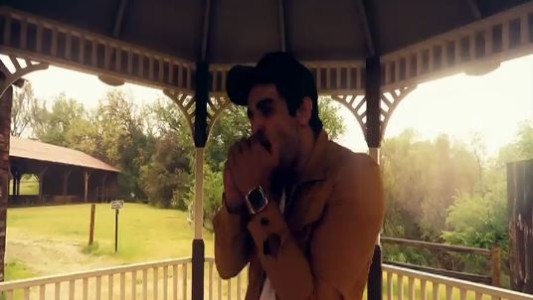 Un actor argentino con su armónica saluda a la Patria desde EE.UU.