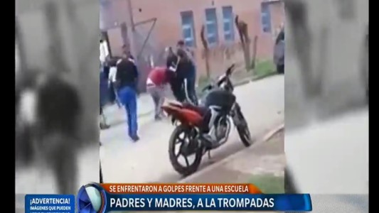 Padres y madres se enfrentaron a golpes frente al colegio