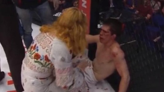 Sufrió un brutal nocaut y tras la pelea su madre lo abofeteó en el rincón