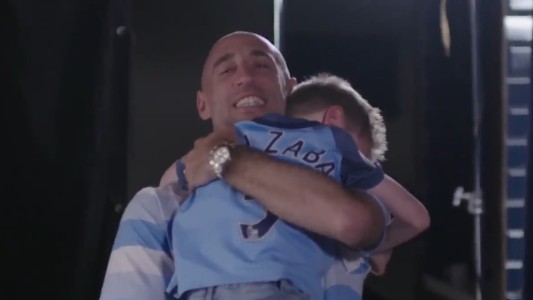 Todos lloramos con este momento en el que Pablo Zabaleta se despide de su mini fan del Manchester City