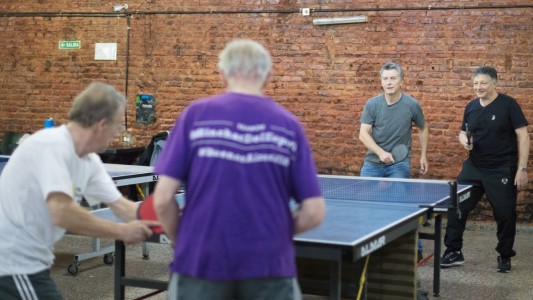 Macri jugó al ping pong con jubilados en un bar de Villa Crespo