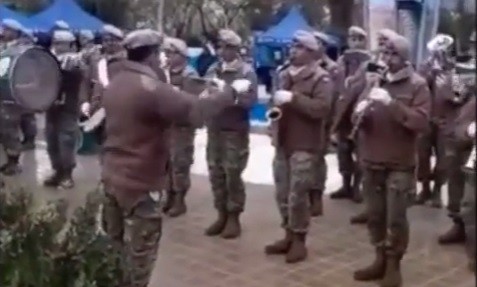 Video: banda militar cerró los festejos del 25 de Mayo al ritmo de "Despacito"