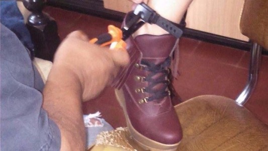 Mujer con prisión domiciliaria rompió la pulsera electrónica y huyó con su hijo de un año