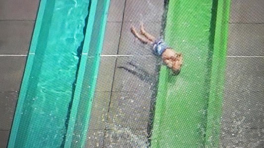 Video: nene salió volando de un tobogán acuático el día de la inauguración