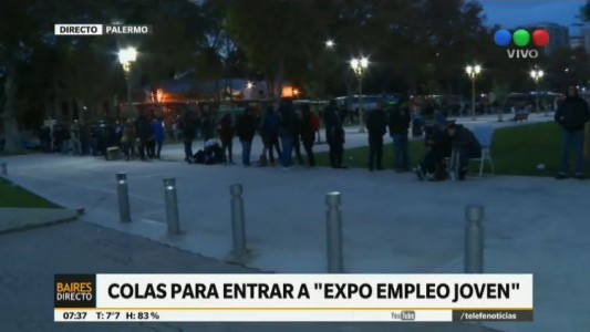 Colas para ingresar a la feria de empleo joven de La Rural