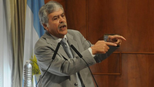 Citan a declarar a De Vido en una causa por irregularidades en subsidios a colectivos