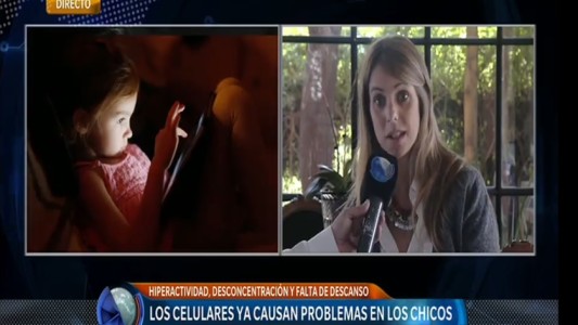 Chicos con celulares: "Se recomienda no dejarles más de una hora al día de exposición"