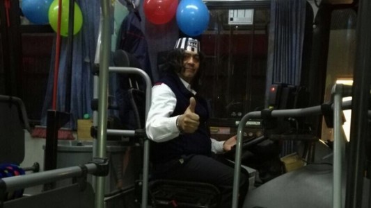 El chofer que convirtió el colectivo en un salón de fiestas para celebrar su cumpleaños