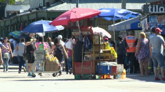 Manteros desalojados volvieron a instalarse en Retiro