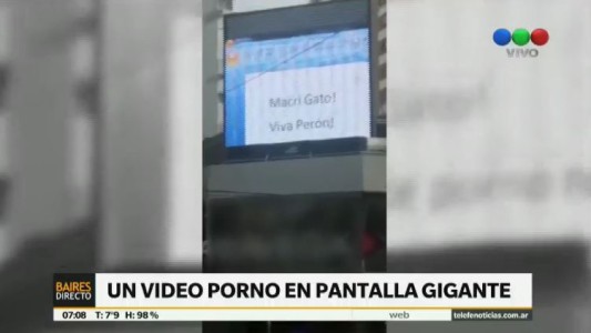 Hackeo hot: aparecieron imágenes de una película porno en un cartel publicitario en pleno Belgrano